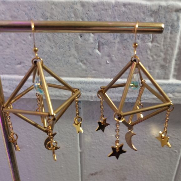 Goldtone geometric earings - Picture 2 of 8